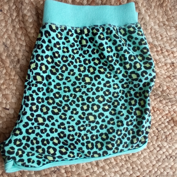 ✨FREE WITH PURCHASE✨ Animal Print Pyjama Shorts - Picture 7 of 17